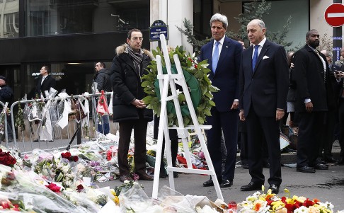John Kerry and Laurent Fabius pay tribute to the victims killed in the attack on the satirical newspaper Charlie Hebdo. Photo: AFP