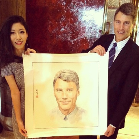 Wanting Qu and Gregor Robertson show off a portrait of Robertson painted by one of Qu’s fans. The photo was shared on November 12, 2013, while Qu and Robertson were in China together as part of a delegation from Vancouver promoting business and cultural links. Photo: Facebook 