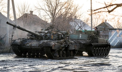 Engineers work to fix a broken Ukrainian tank near Dontetsk. Government forces complain they are outgunned by pro-Russian rebels. Photo: AFP 