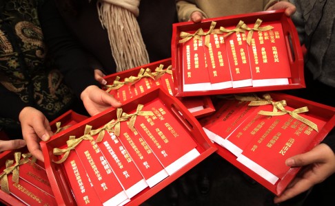 Chinese people traditionally give red packets of money, or lai sees, to friends and family. Alibaba's Alipay and Tencent's WeChat have Lunar New Year features allowing users to send out virtual lai sees. Photo: David Wong