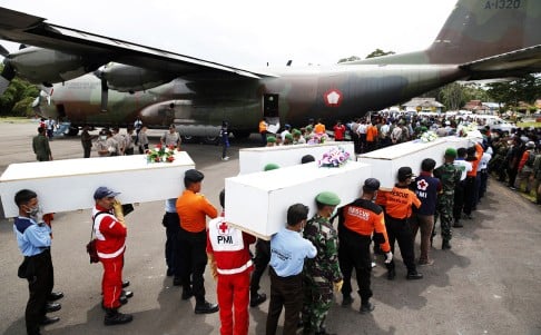Caskets containing the remains of passengers from AirAsia QZ8501 are carried into an Indonesian military cargo plane to be transported  back to Surabaya where the flight originated, at the airport in Pangkalan Bun, Central Kalimantan on January 3, 2015. Photo: Reuters