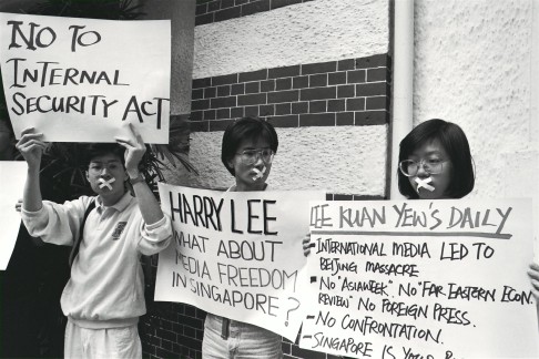 Hong Kong students hold a protest outside the local press club where Lee Kuan Yew was giving a speech in 1990. Photo: SCMP Pictures