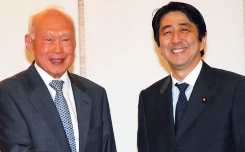 Lee Kuan Yew (left) meets Shinzo Abe in Tokyo in May, 2006. Photo: AP