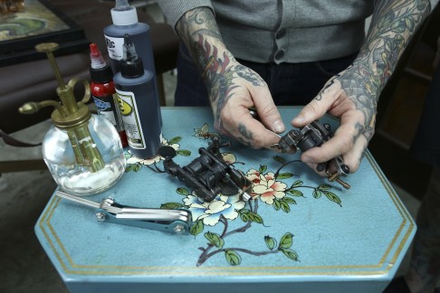 Guest tattooist Will Wallas handles tools at Star Crossed Tattoo in Tsim Sha Tsui. Click here to launch gallery. Photos Jonathan Wong<br />
