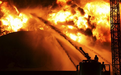 The fire, which had been put off, resumed at around 7:40 p.m. on April 7, Tuesday. It was later extinguished again at around 11:40 p.m., at the plant that produces paraxylene, or PX, a chemical used in making polyester fibre and plastics, state media said. Photo: Reuters