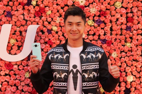 Xing Aowei, world gymnastic gold medalist, poses with a new Meitu M4 phone at the device's launch event in Beijing on April 8, 2015. Photo: Simon Song