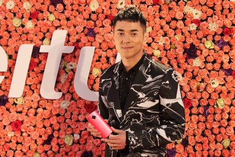Li Chen, a well-known Chinese entertainer, poses with a new Meitu M4 phone at the device's launch event in Beijing on April 8, 2015. Photo: Simon Song