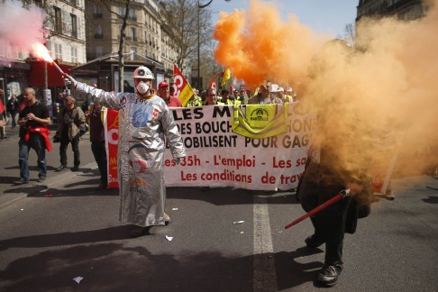 paris_protest_smoke_reut.jpg