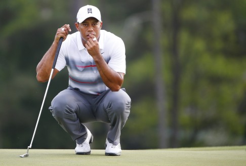 Tiger Woods lines up a putt on 18. Photo: EPA