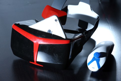 The headset and motion sensor kit will retail for around US$200. Photo: Nora Tam