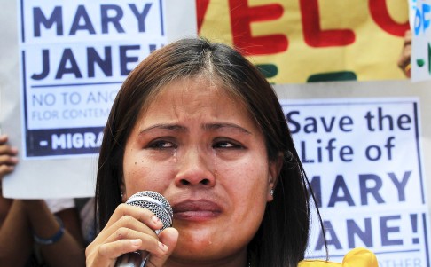 Marites Veloso, sister of Mary Jane Veloso, cries during a protest pleading President Benigno Aquino for help in her sister's case, in front of the Department of Foreign Affairs headquarters in Manila. Photo: Reuters