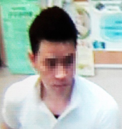 The bogus doctor who wore a white coat was captured by a CCTV.