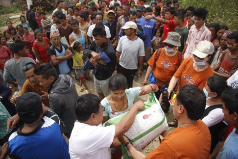 Locals gather to receive relief materials from China in quake-hit Lalitpur, Nepal. Photo: Xinhua