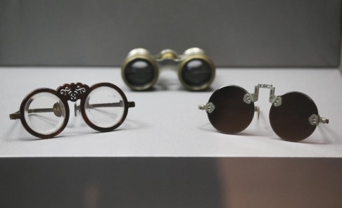 Spectacles and binoculars brought to China by missionaries.