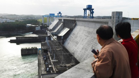 Locals stand atop the Danjiangkou dam. The reservoir is the major supplier of drinking water to Beijing and several other northern Chinese cities. Photo: AFP