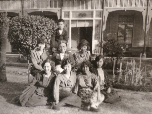 The author's grandmother, Lucy Chong (front left), surrounded by relatives at Milton House in 1920 or 1921. In the centre is Chong's Irish-Australian mother, who was visiting. Photo: Ian Young