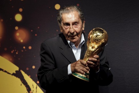 Alcides Ghiggia with the World Cup trophy in 2014. Photo: Reuters