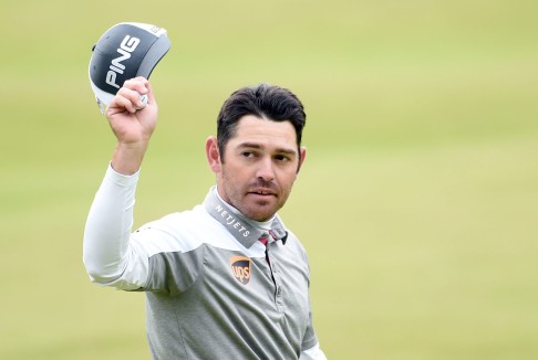 Louis Oosthuizen acknowledges the St Andrews crowd. Photo: EPA  