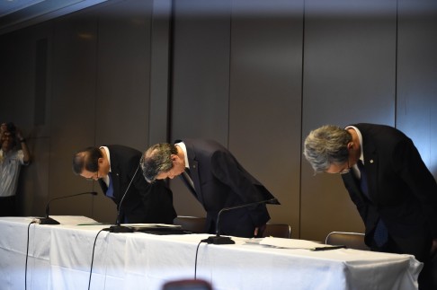 President of Toshiba Hisao Tanaka (C), chairman Masashi Muromachi (L) and corporate executive vice president Keizo Maeda (R) bow at the beginning of a press conference at the company's headquarters in Tokyo on July 21, 2015. Photo: AFP