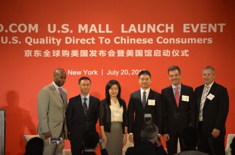 JD CEO Richard Liu (third from right) celebrates the launch of the new site at an event in New York on Monday. Photo: Xinhua