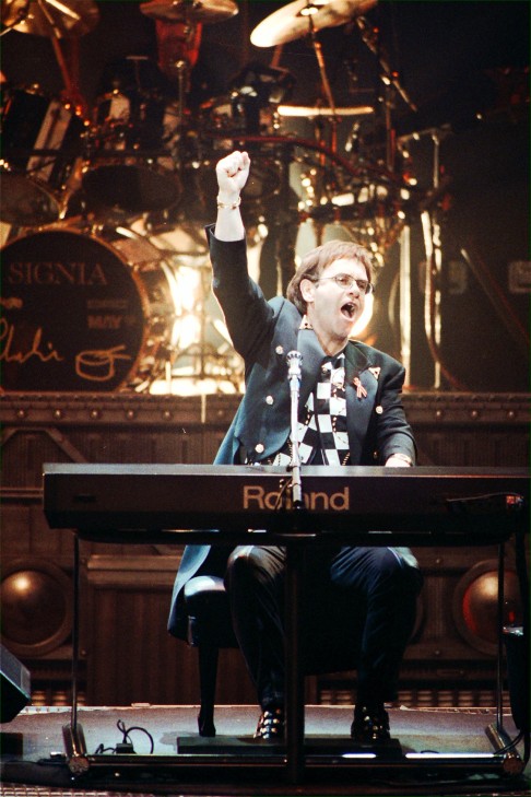 Elton John performs at the Hong Kong Coliseum in 1993. Photo: Robert Ng