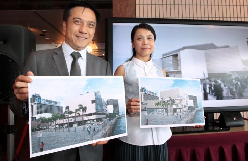 Hong Kong Museum of Art director Eve Tam (right) and assistant director of leisure and cultural services for heritage and museums Chan Shing-wai announce the museum's closure.