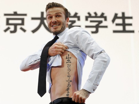 Former England captain David Beckham shows his tattoo to students at Peking University during his visit to Beijing in 2013. Photo: Reuters</p>
<p>