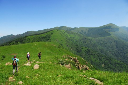 Hikers approach Xiao Haituo peak, north of Beijing, on a fine summer's day. Photo: ChinaFotoPress