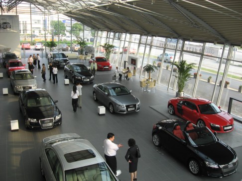 Potential buyers check out shiny new luxury cars at a Yongda showroom. Photo: Xcar.com.cn