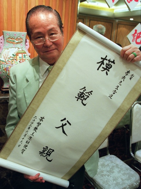 Former Commerical Radio presenter Li Ngaw shows off a commemorative scroll he received for the model father award in 2002. Photo: Ricky Chung