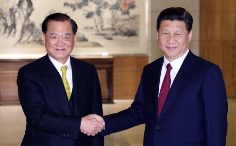 Lien Chan (left), former Kuomintang chairman and former premier and vice president of Taiwan, shakes hands with Chinese president Xi Jinping, during a meeting at the Diaoyutai State guest house in Beijing, China on February 18, 2014. Photo: AP