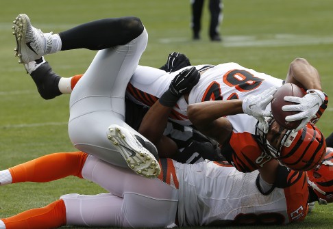 Cincinnati Bengals wide receiver Marvin Jones (82) is tackled by Oakland Raiders linebacker Malcolm Smith. Photo: AP