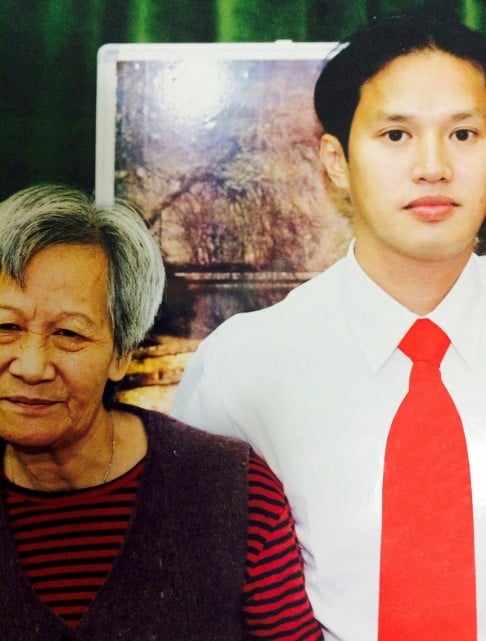 Yue Wai-fat (with his mother) was convicted of stabbing a Taiwanese tourist in 1998.