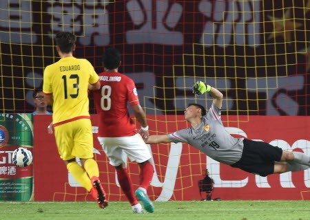 Kashiwa's Cristiano scores against Guangzhou's Zeng Cheng.