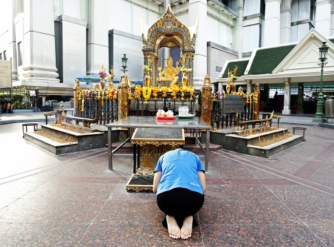 thai-shrine-pray.jpg