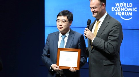 A representative of Didi Kuaidi receives an award as one of this year's Honorees of the World Economic Forum (WEF)'s Chinese Global Growth Companies in Dalian, northeast China's Liaoning Province on September 10. Ten Chinese enterprises were named Global Growth Companies during the WEF Annual Meeting of the New Champions, or the 2015 Summer Davos Forum. Photo: Xinhua