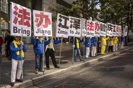 Practitioners of Falun Gong, who say the religious movement is persecuted in China, protest before Chinese President Xi Jinping's visit in Seattle, Washington. Photo: Reuters