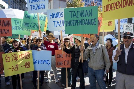 Protesters shout during a rally in support of Taiwanese independence during Xi's visit. Photo: Reuters