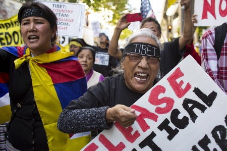 Protesters shout during a pro-Tibet march as Chinese President Xi Jinping attends events nearby in Seattle, Washington. Photo: Reuters