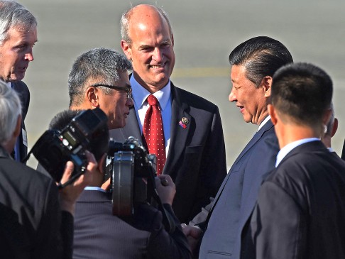 Chinese President Xi Jinping (Right) speaks with Gary Locke, a former US ambassador to China (Left) upon landing at Boeing's Paine Field in Seattle, beginning his state visit in the United States. Photo: AFP