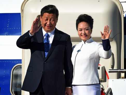 Chinese President Xi Jinping and first lady Peng Liyuan arrive at Boeing's Paine Field in Seattle to begin their first states visit. Photo: AFP