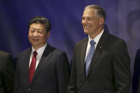 Washington Governor Jay Inslee next to Xi Jinping before this morning's forum for US and Chinese governors on the first day of President Xi's visit. Photo: Reuters