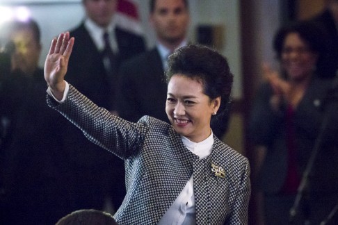 China's first lady Peng Liyuan waves to students while visiting Lincoln High School in Tacoma, in Washington state, on Wednesday. Photo: Reuters