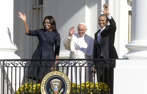 Michelle Obama and her husband, US President Barack Obama, wave from the White House balcony alongside Pope Francis in WAshington on Wednesday. Photo: TNS