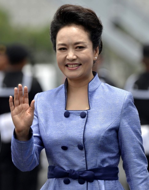 China's first lady Peng Liyuan wears an eye-catching outfit on a trip to Mexico in 2013. Photo: AFP