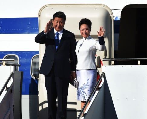China's President Xi Jinping and his wife, first lady Peng Liyuan, wave to the crowd as they arrive in the US on Tuesday at the start of a one-week visit. Photo: AFP