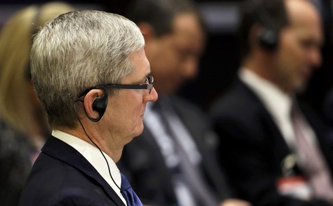 CEOs Timothy Cook (left) of Apple listens when Chinese President Xi Jinping speaks. Photo: Reuters