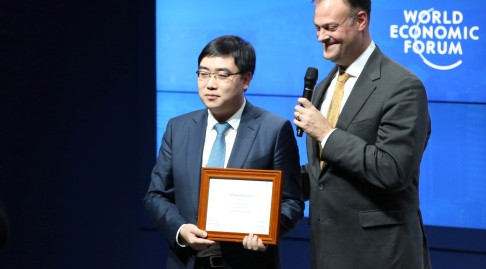 A representative of Didi Kuaidi receives the award of 2015 Honorees of the World Economic Forum's Chinese Global Growth Companies during an award ceremony in Dalian, northeast China's Liaoning Province on September 10. Ten Chinese enterprises received the award. Photo: Xinhua