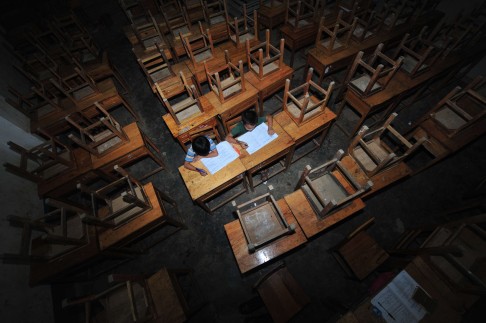 Two primary school students study in a classroom in a poverty-stricken mountainous area in the Guangxi autonomous region. Photo: Xinhua