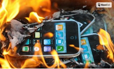 As technology worms its way into ancient Chinese traditions, people now even burn paper iPhones for dead relatives along with paper money to wish them well in the afterlife. Photo: Hootlet